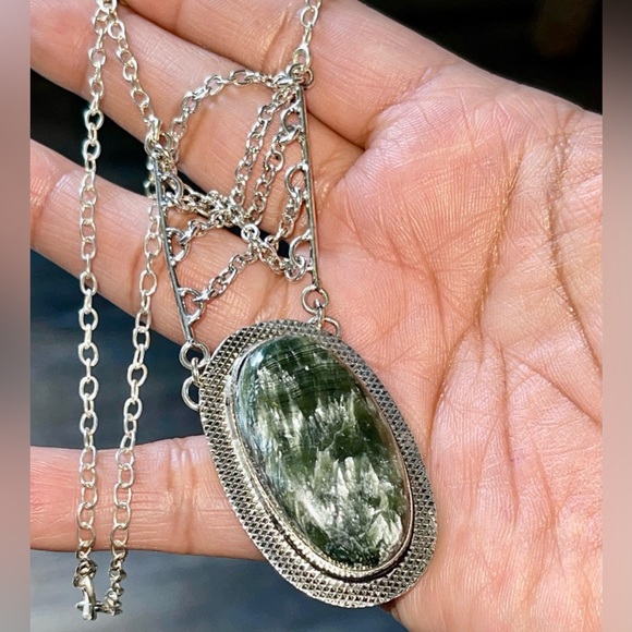 Seraphinite Crystal Pendant Necklace - Picture 4 of 12